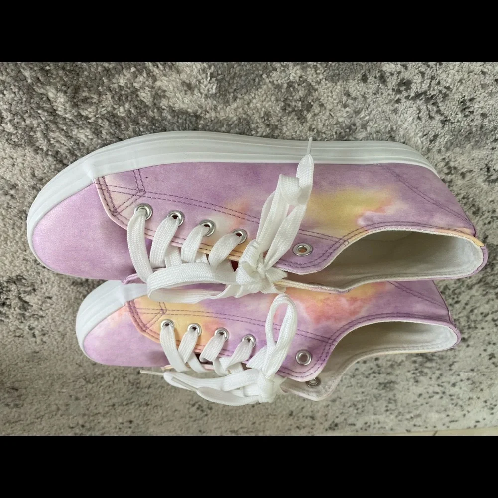 Restricted lilac yellow Tie Dye lace up platform Sneakers nwot